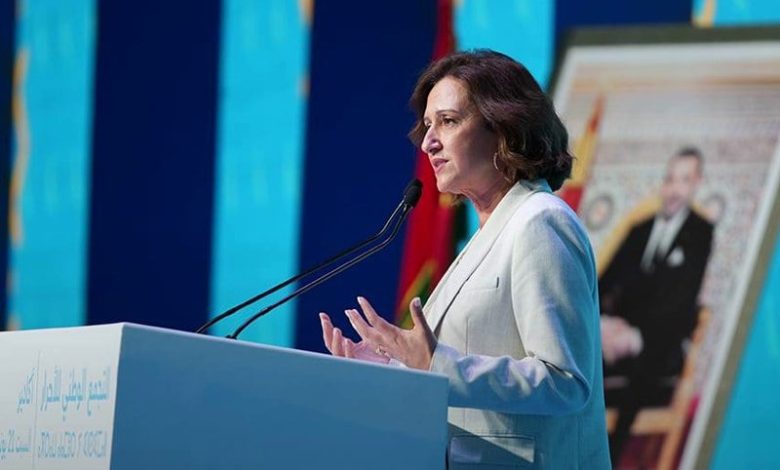 عمور تستعرض