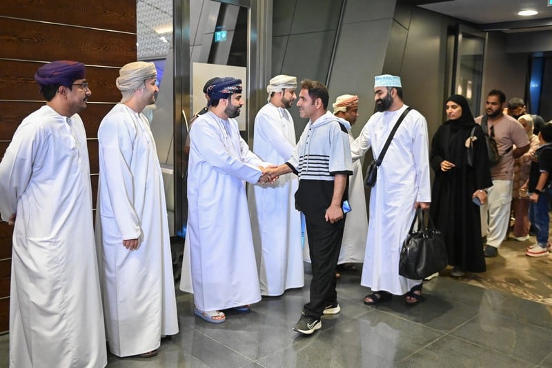 عُمان تجلي 294 مواطنا من إيران