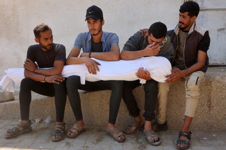 غارات تقتل عشرات الفلسطينيين بغزة
