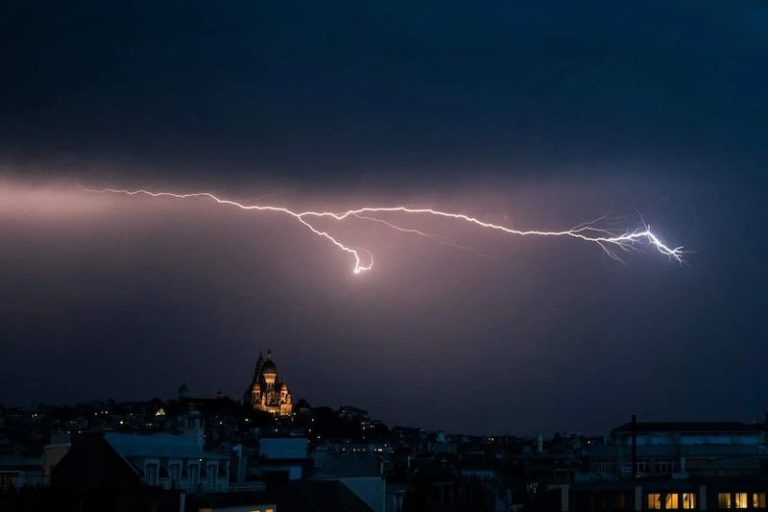 قتيلان جراء عواصف قوية في فرنسا