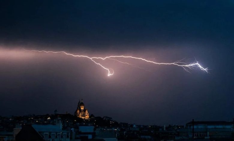 قتيلان جراء عواصف قوية في فرنسا قتيلان جراء عواصف قوية في فرنسا