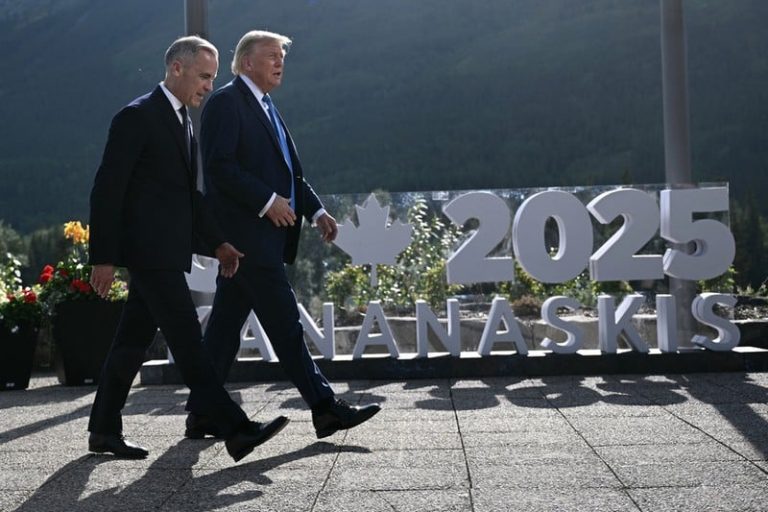 كندا تتراجع عن فرض الضريبة الرقمية