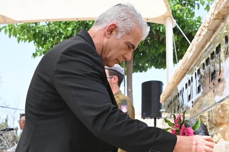 لابيد يدعو إلى انهاء الحرب في غزة