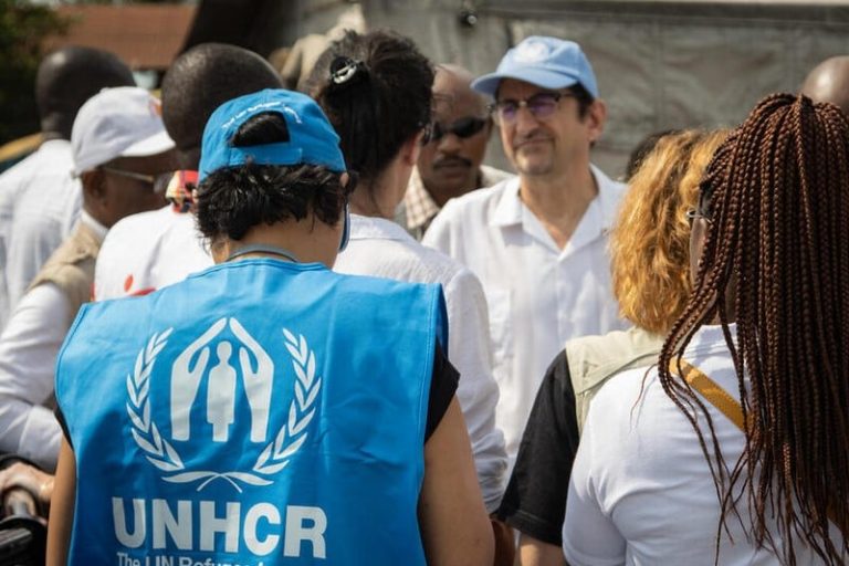 مفوضية اللاجئين تلغي آلاف الوظائف