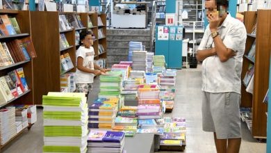 أسعار المقررات في مدارس الريادة تدفع الكتبيين إلى التهديد بالمقاطعة