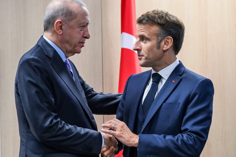 إردوغان يشيد بقرار الرئيس الفرنسي