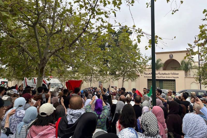 الاحتجاج أمام السفارات المصرية ينبه إلى حدود المسؤولية بشأن معبر رفح