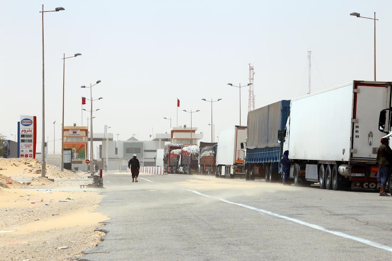 التفتيش اليدوي يثير الجدل بين المستوردين والجمارك في معبر الكركارات