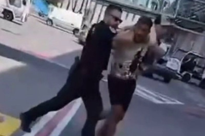 فيديو .. الشرطة الفرنسية تحتجز الجزائري بلايلي بعد شجار على متن طائرة