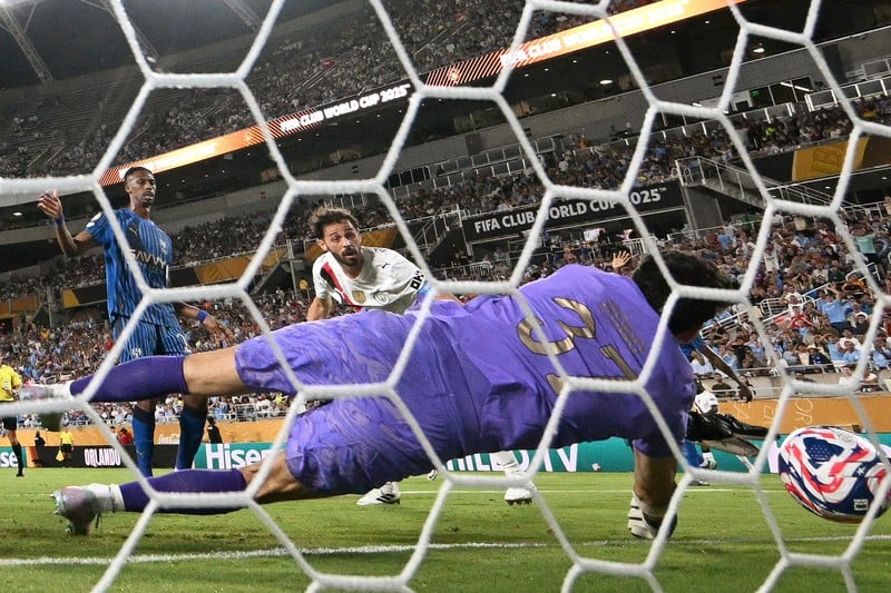 مونديال الأندية .. بونو يصنع المجد للهلال السعودي في ليلة إقصاء "السيتي"