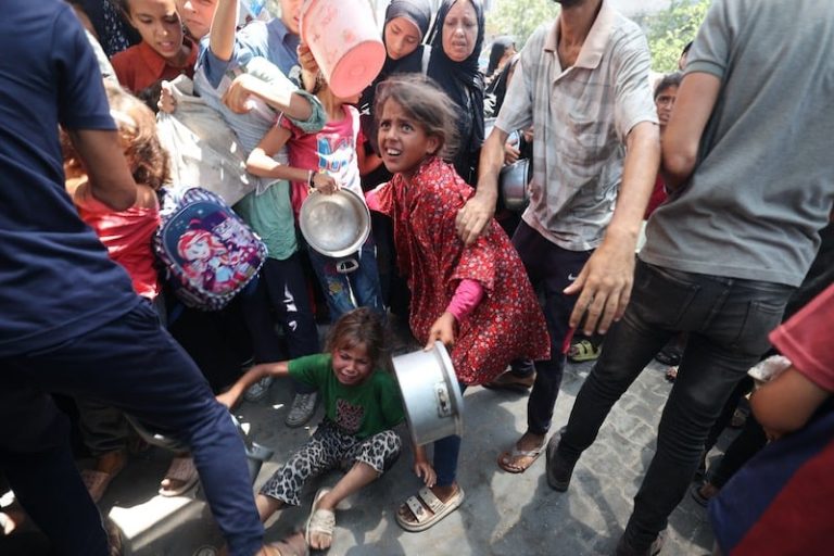 20 قتيلا قرب مركز مساعدات في غزة
