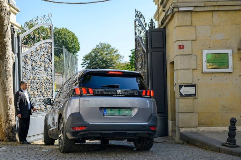إيران تنخرط في "محادثات نووية"