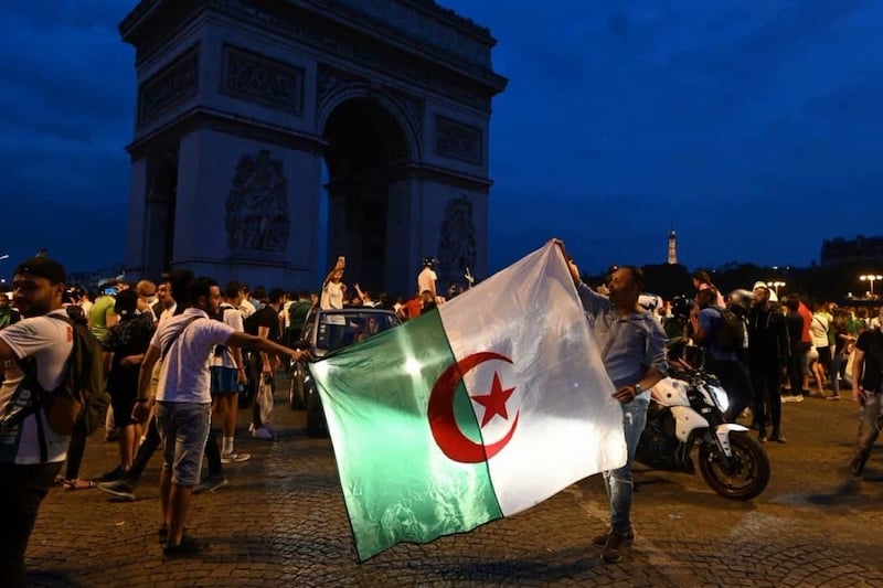 استطلاع: غالبية الفرنسيين يؤيدون إلغاء اتفاقية تنقل وإقامة الجزائريين استطلاع: غالبية الفرنسيين يؤيدون إلغاء اتفاقية تنقل وإقامة الجزائريين