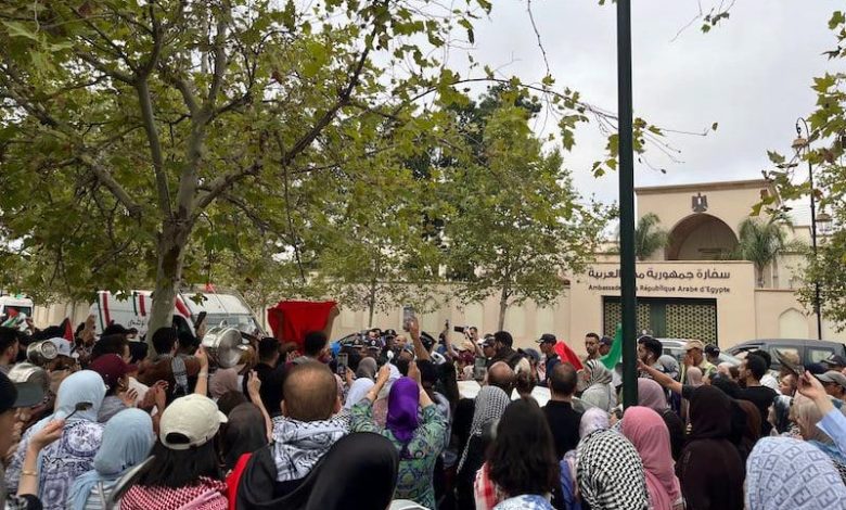 الاحتجاج أمام السفارات المصرية ينبه إلى حدود المسؤولية بشأن معبر رفح الاحتجاج أمام السفارات المصرية ينبه إلى حدود المسؤولية بشأن معبر رفح