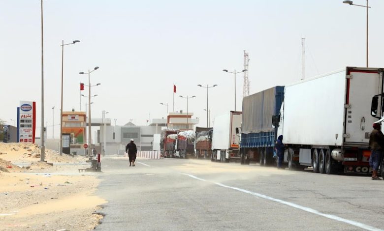 التفتيش اليدوي يثير الجدل بين المستوردين والجمارك في معبر الكركارات التفتيش اليدوي يثير الجدل بين المستوردين والجمارك في معبر الكركارات