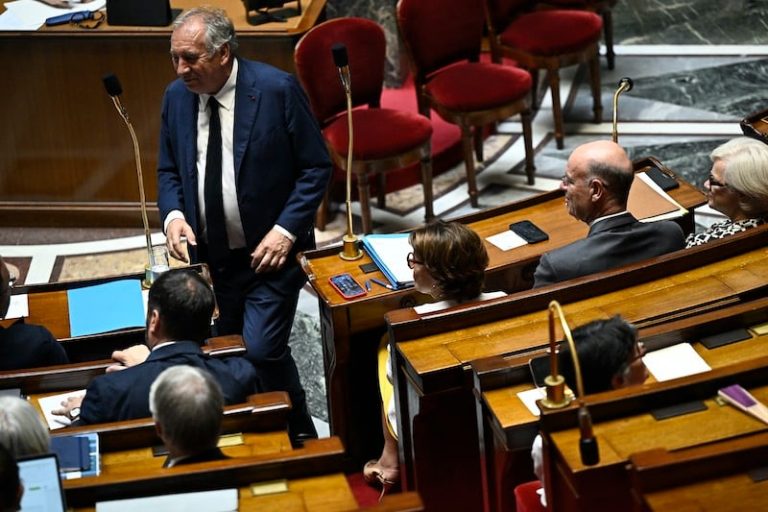 الحكومة تفلت من الإسقاط في فرنسا