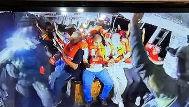 جنود إسرائيل يقتحمون سفينة "حنظلة" 