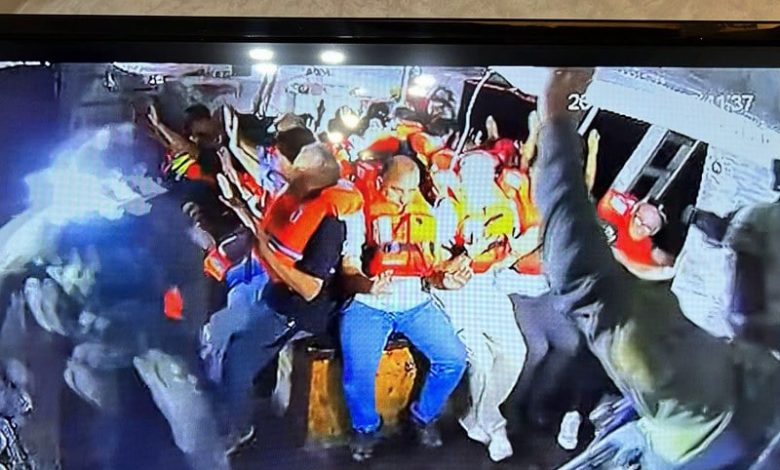 جنود إسرائيل يقتحمون سفينة "حنظلة" جنود إسرائيل يقتحمون سفينة "حنظلة"