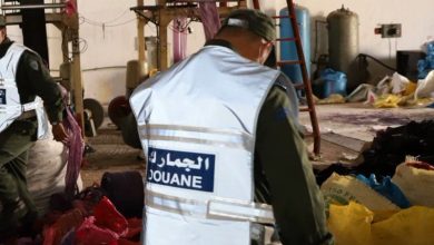 حملة جمركية تستهدف الملابس المقلدة في سوق