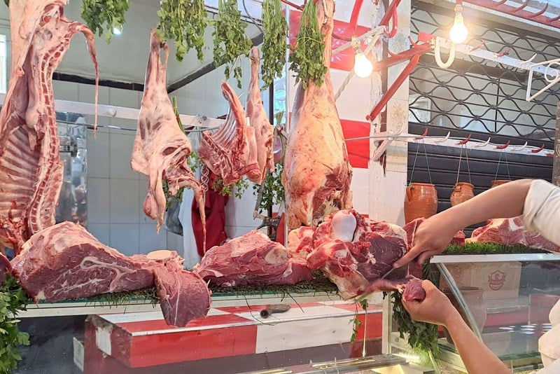 رغم التدابير الحكومية .. بيع اللحوم الحمراء يواصل الاستقرار على الغلاء رغم التدابير الحكومية .. بيع اللحوم الحمراء يواصل الاستقرار على الغلاء