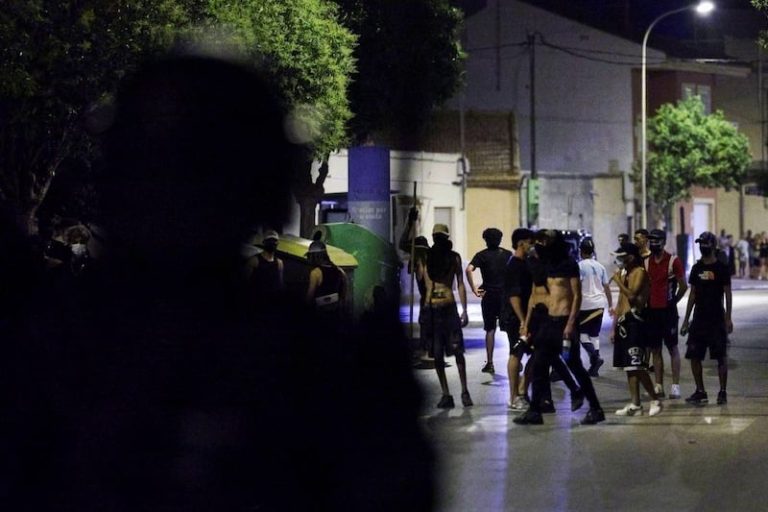 "صيد الموروس" في إسبانيا .. الفنادق للكلاب والشوارع للمهاجرين