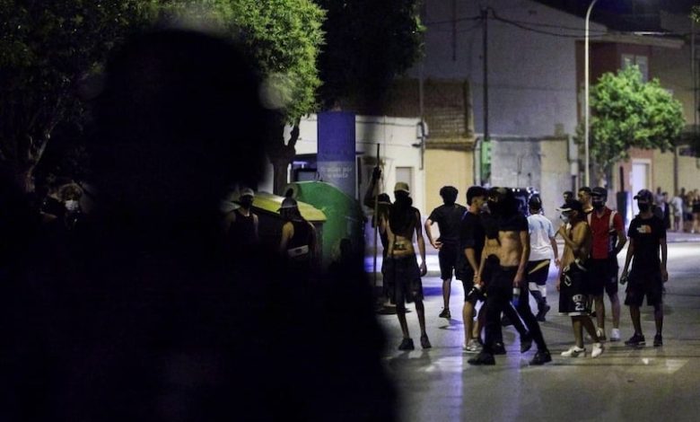 "صيد الموروس" في إسبانيا .. الفنادق للكلاب والشوارع للمهاجرين "صيد الموروس" في إسبانيا .. الفنادق للكلاب والشوارع للمهاجرين