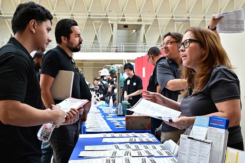 طلب إعانات البطالة يتراجع في أمريكا طلب إعانات البطالة يتراجع في أمريكا