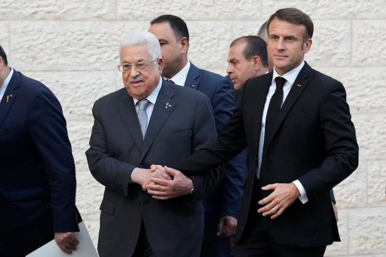 عباس يثمن الاعتراف الفرنسي بفلسطين