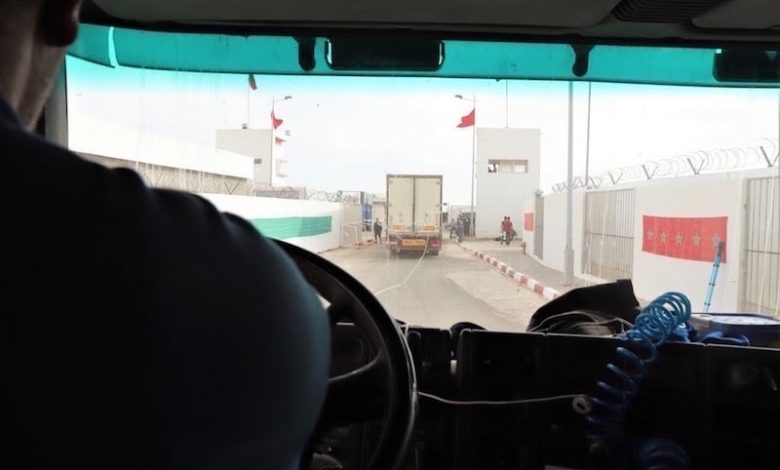 مهنيو نقل البضائع بالمغرب يحذرون من تعميم جهاز رقمي "غير مناسب" مهنيو نقل البضائع بالمغرب يحذرون من تعميم جهاز رقمي