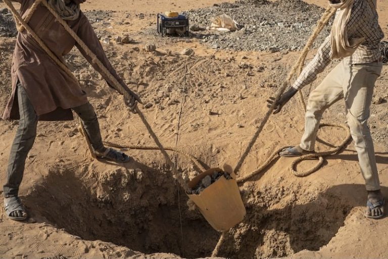 طائرة "درون" تقصف سيارات في المنطقة العازلة بالصحراء المغربية