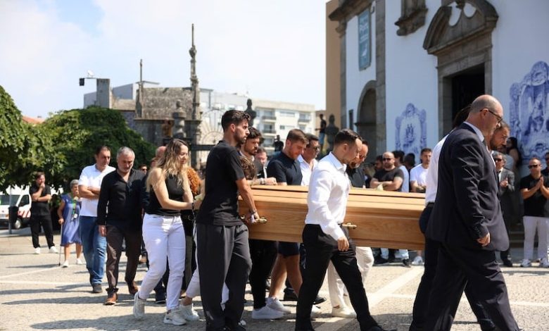 نادي ليفربول ومنتخب البرتغال يودعان المهاجم ديوغو جوتا بجنازة مؤثرة نادي ليفربول ومنتخب البرتغال يودعان المهاجم ديوغو جوتا بجنازة مؤثرة