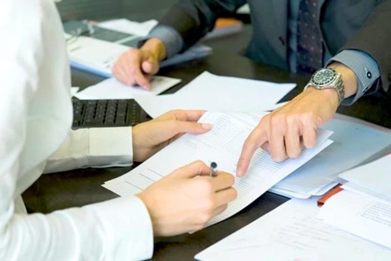 هيئة المعلومات المالية تحقق في تبييض أموال من خلال