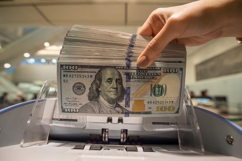 الدولار يتراجع بعد بيانات أمريكية ضعيفة