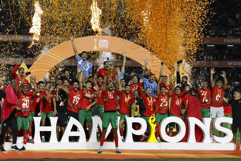 الملك يهنئ المنتخب المغربي: ثقافة الانتصار للظفر بالمزيد من الألقاب