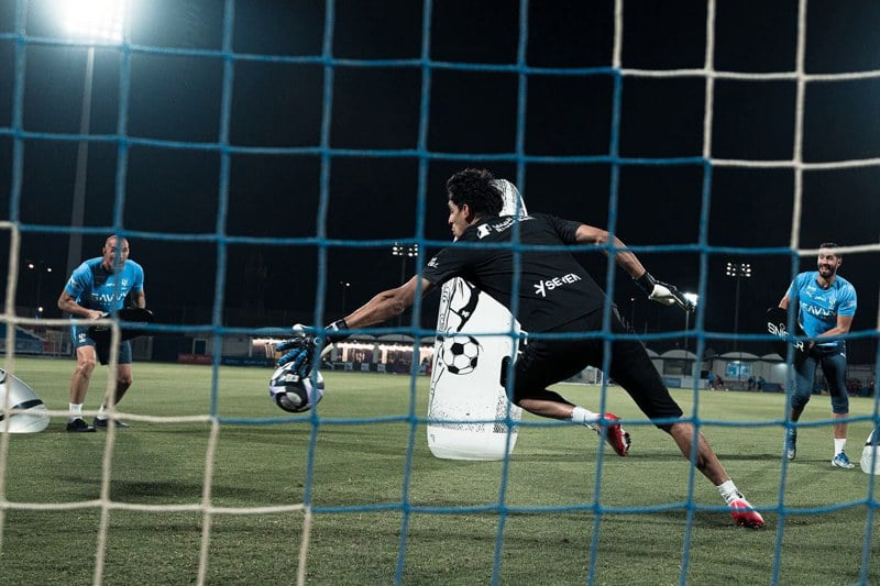 الهلال يبحث عن بديل بونو وكوليبالي