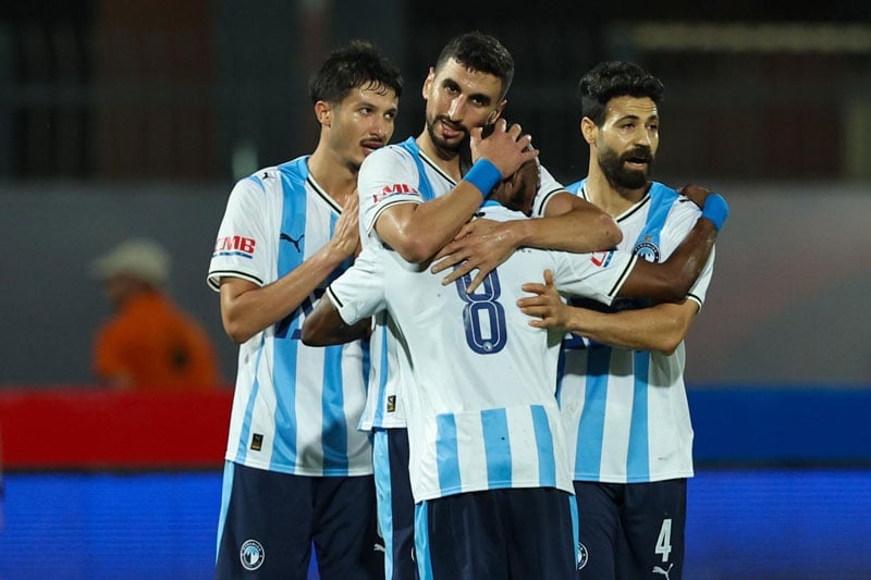 بيراميدز يهزم الأهلي بثنائية الكرتي