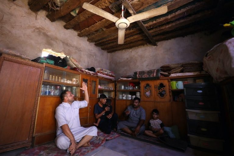 ارتفاع الحرارة يقطع الكهرباء بالعراق
