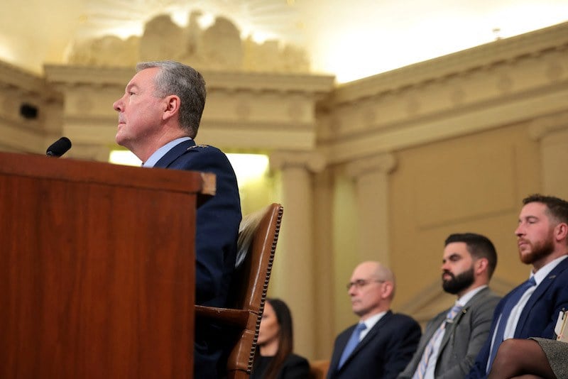 الإقالة تقترب من مسؤولين أمريكيين الإقالة تقترب من مسؤولين أمريكيين