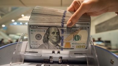 الدولار يتراجع بعد بيانات أمريكية ضعيفة