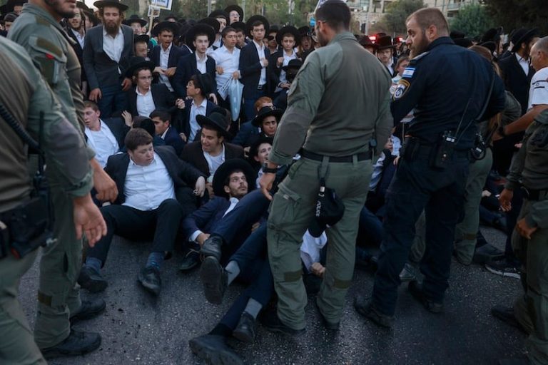 المتشددون يرفضون التجنيد بإسرائيل
