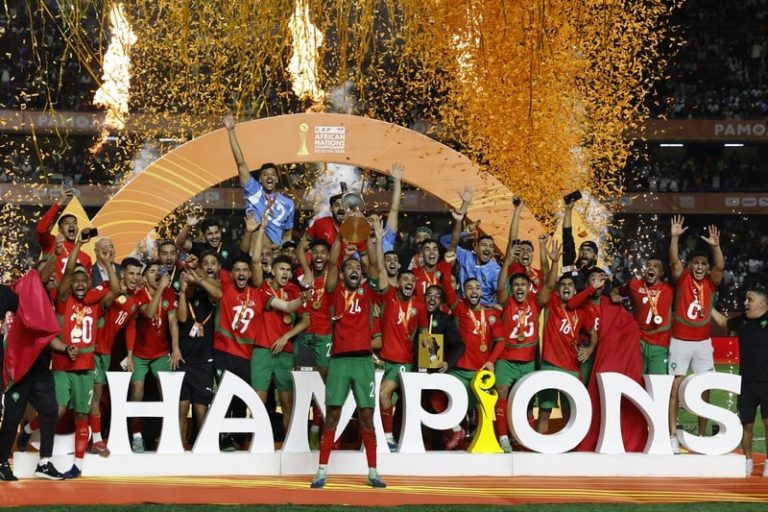 الملك يهنئ المنتخب المغربي: ثقافة الانتصار للظفر بالمزيد من الألقاب