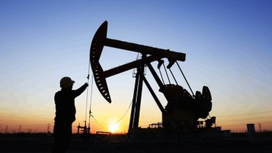 النفط يتجاهل المخاطر الجيوسياسية ويعود إلى منطق العرض والطلب