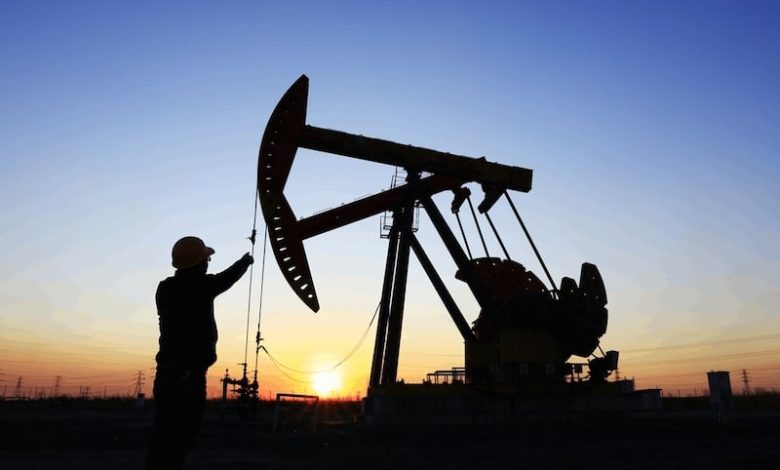 النفط يتجاهل المخاطر الجيوسياسية ويعود إلى منطق العرض والطلب