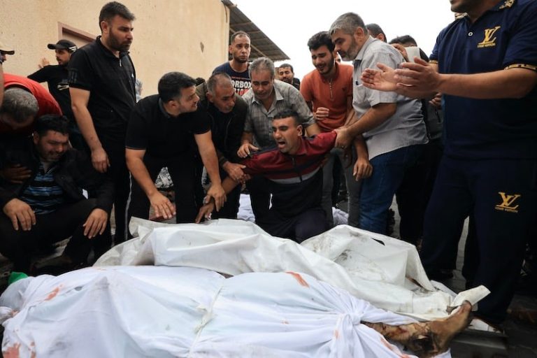 انقلاب شاحنة يقتل 20 شخصا بغزة