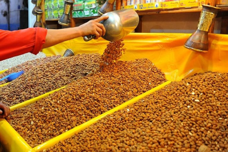 تراجع في الإنتاجية .. تداعيات الجفاف تؤثر على سوق اللوز بالمغرب