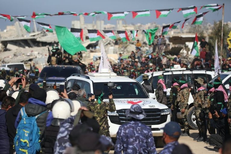 "حماس" تضغط لفتح ممرات إنسانية
