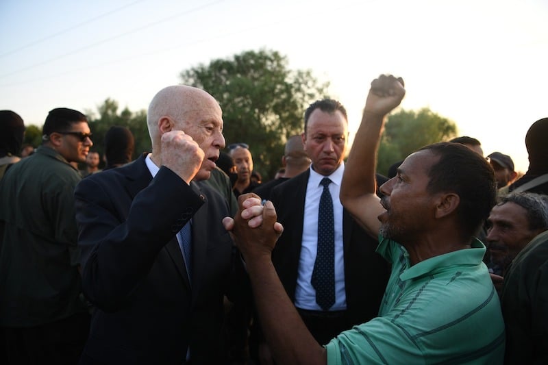 شد الحبل يضع الرئيس التونسي في مواجهة مفتوحة مع أكبر نقابات العمال شد الحبل يضع الرئيس التونسي في مواجهة مفتوحة مع أكبر نقابات العمال