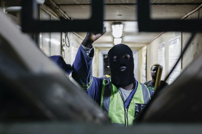 طفرة أسعار الذهب تُغذّي صعود إمبراطوريات التهريب والجريمة المنظمة