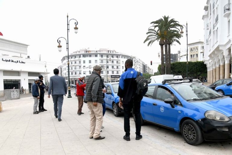 وضعية سيارات الأجرة تدفع سائقين إلى طرق أبواب التطبيقات الذكية للنقل