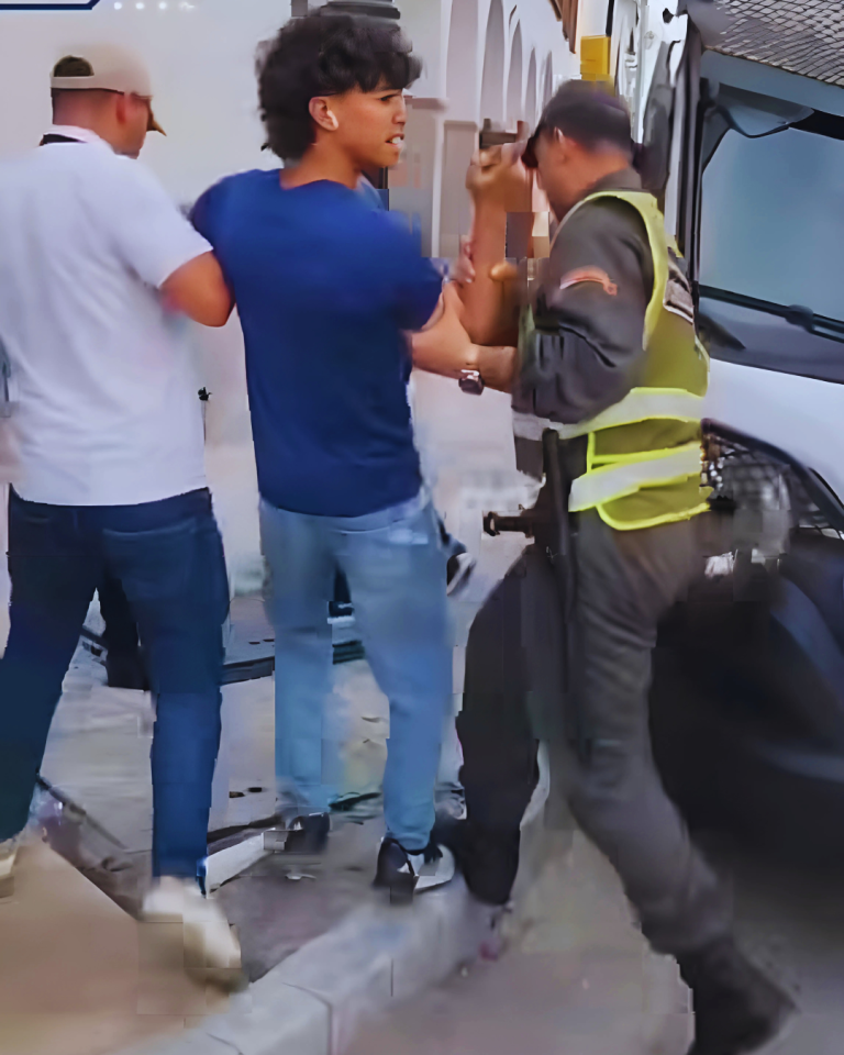 فتى يثير تعاطفًا واسعًا في الرباط بعد منعه من التظاهر